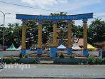 Tampak-tugu-Gerbang-Nun-Biru-di-Oyehe-pusat.jpg