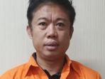 Tampang-Ismail-Bolong-yang-menggunakan-baju-tahanan.jpg