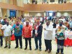 Wamendagri-John-Wempi-Wetipo-didampingi-Asisten-II-Sekda-Provinsi-Papua.jpg