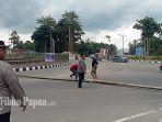 Warga-yang-mengaku-sebagai-pemilik-lahan-memblo.jpg