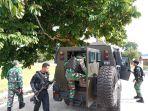 anggota-tni-bersiap-mengejar-anggota-kelompok-separatis-bersenjata.jpg