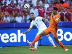 berebut-bola-dengan-striker-Austria-Marko.jpg