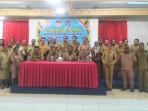 bersama-staf-ahli-Bupati-Kepulauan-Yapen-Edi-M.jpg