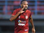 boaz-solossa-turun-hadapi-persipura.jpg