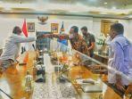 bupati-merauke-romanus-mbaraka-saat-bertemu-menteri-perhubungan.jpg