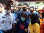 gubernur-dki-jakarta-anies-baswedan-saat-mengantar-jenazah-alm-taka.jpg