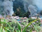 kebulan-asap-yang-berasal-dari-sejumlah-bangunan-yang-dibakar-kkb-di-distrik-kiwirok.jpg