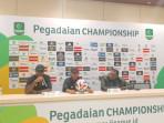la-Persipura-Ricardo-Salampessy-tengah-dan-Boaz.jpg