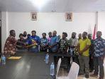 m-Pribumi-Papua-Pegunungan-menyerahkan-s.jpg