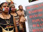 mahasiswa-papua-demo-di-depan-istana-2.jpg