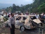 olah-tkp-temuan-dua-jenazah-dalam-mobil-terbakar.jpg