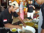 pengunjung-saat-menikmati-sajian-papeda-bersama-ikan-kuah-kuning-di-rkd-merauke.jpg
