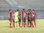 persipura-jayapura-sedang-melakukan-briefing.jpg