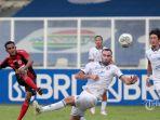 pesepak-bola-arema-fc-berebut-bola-dengan-pesepak-bola-persipura-jayapura.jpg