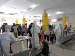 petugas-melakukan-rapid-tes-antigen-kepada-penumpang-di-bandara-rendani-manokwari.jpg
