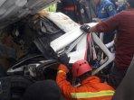 petugas-sedang-mengeluarkan-orang-yang-terjepit-dari-dalam-mobil-boks.jpg