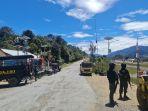 polisi-dan-tni-berjaga-jaga-di-sekitar-bandara-bilorai.jpg