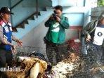 polisi-melakukan-olah-tkp-suami-bakar-istri-hidup-hidup.jpg