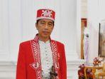 presiden-jokowi-mengenakan-pakaian-adat-dolomani-dari-buton.jpg