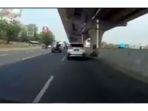 sepeda-motor-masuk-ke-tol-jakarta-cikampek-minggu-3082020dokumen-facebook.jpg