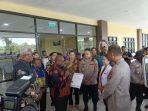 Meki Nawipa Serahkan 2 Unit Mobil Ambulance untuk Rumah Sakit TNI-Polri di Mimika