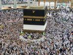 umat-muslim-berkeliling-di-sekitar-kabah-di-masjidil-haram-di-kota-suci-mekkah.jpg