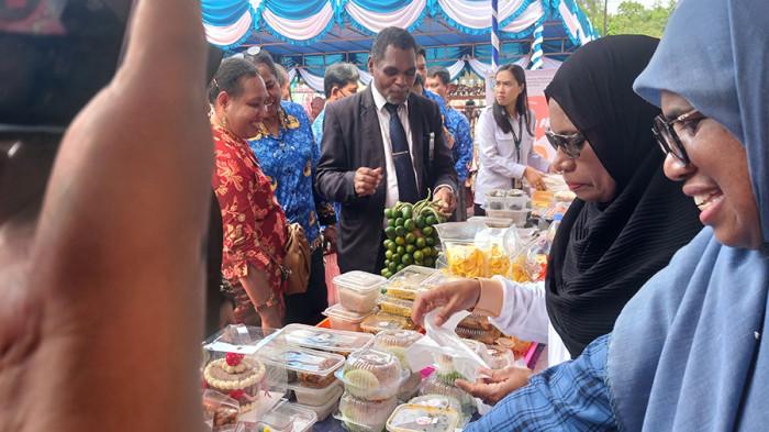 Dharma Wanita Persatuan (DWP) Kemenag Papua Barat menggelar pameran UMKM