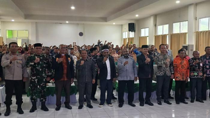 ACARA PERPISAHAN - Foto bersama Luksen Jems Mayor saat acara perpisahannya di Kantor Wilayah Kementerian Agama (Kemenag) Papua Barat, Kamis (20/11/2025). Luksen melepas jabatannya sebagai Kakanwil Kemenag Papua Barat dan mendapat promosi menjadi Direktur Urusan Agama Kristen pada Direktorat Jenderal Bimbingan Masyarakat (Bimas) Kristen Kementerian Agama RI.