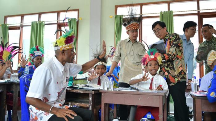 TINJAU SEKOLAH - Wakil Presiden, Gibran Rakabuming Raka, berkunjung ke SMP YPK 1 dan SMP YPK 2 Manokwari, Papua Barat, Rabu (5/11/2025). Ia meninjau pelatihan Pandai Berhitung dengan Metode GASING (Gampang, Asik, Menyenangkan) di kedua sekolah tersebut.