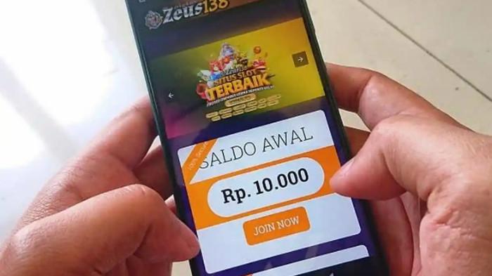 ILUSTRASI SITUS JUDI ONLINE - Judi online diakses di ponsel