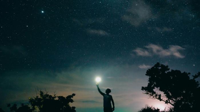 ZODIAK - Ilustrasi langit malam dari unsplash.com pada Rabu (15/4/2026).