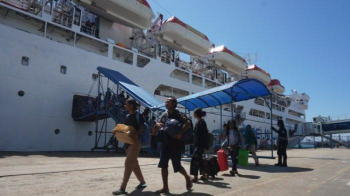 KAPAL PELNI - Penumpang KM Bukit Siguntang di Pelabuhan Semayang Balikpapan, Rabu (2/7/2025).