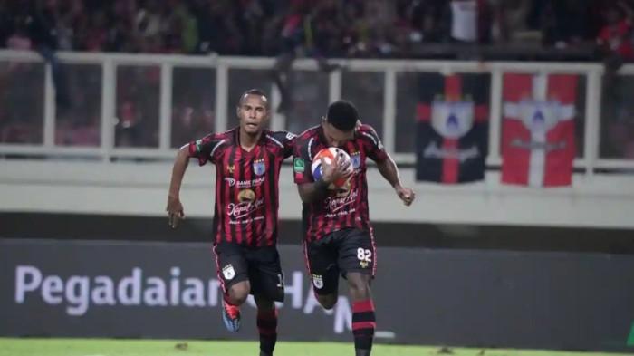 SEPAK BOLA - Pemain Persipura Jayapura merayakan gol ke gawang Persiku Kudus dalam laga pekan ke-27 Pegadaian Championship 2025/2026 di Stadion Lukas Enembe, Sentani, Kabupaten Jayapura, Minggu (2/5/2026), yang berakhir dengan skor 2-0. Tribun-Papua.com/Yulianus Magai