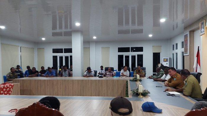 Pj Bupati Maybrat Bernhard Rondonuwu Pastikan Penyerahan DPA 2023 ke OPD Tetap Dilakukan