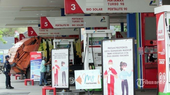 Sejumlah kendaraan melakukan pengisian bahan bakar di SPBU Pertamina, Kuningan, Jakarta Selatan, Rabu (17/2/2021). Terbaru, Dirut Pertamina memastikan bahwa pasokan BBM di Jakarta dan Cikampek tetap aman seusai kilang minyak di Balongan, Indramayu, terbakar pada Senin (29/3/2021).