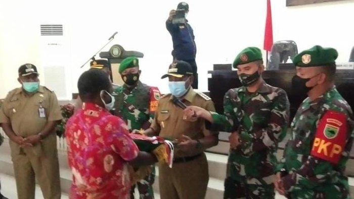 Warga Papua Barat Yunias Menti, Serahkan Bendera Bintang Kejora ke Pemda Bintuni