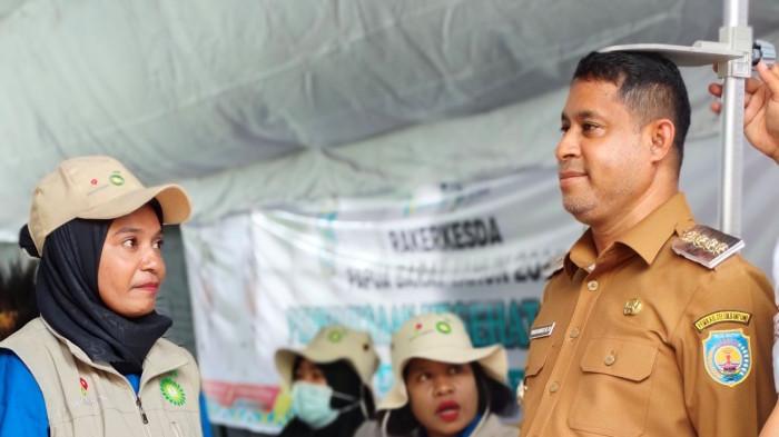 Bupati Yohanis Manibuy turut memeriksa kesehatan seusai menghadiri pembukaan Rakerkesda 2025 Papua Barat di Kabupaten Teluk Bintuni, Selasa (26/8/2025)
