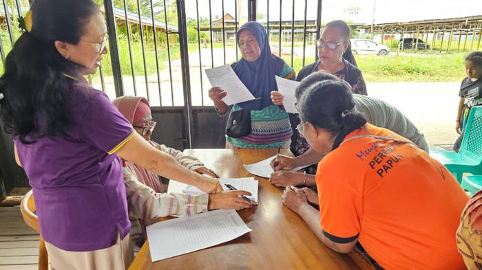 Puluhan Mama Papua Unjuk Karya di Festival Rajut Noken Kemerdekaan