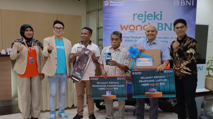 Tiga nasabah BNI di Manokwari menerima hadiah undian Rejeki Wondr BNI, Selasa (11/11/2025).  Mereka adalah Kornelius Tallo (pemenang sepeda motor), Ery Istiowidodo (pemenang laptop), dan Abdul Rahim (pemenang smartphone Samsung S24)