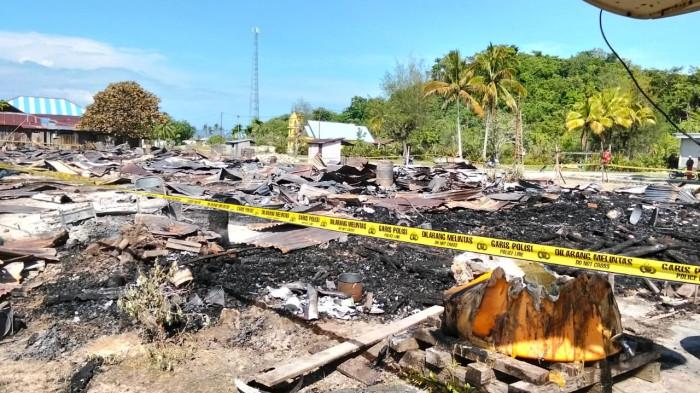 KEBAKARAN -  Potret belasan rumah warga di kampung Malakuli Fakfak yang ludes dalam musibah kebakaran pada Selasa (27/1/2026) malam