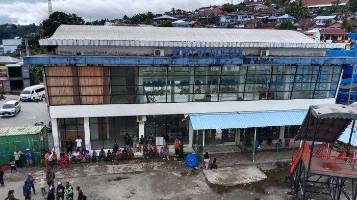 PELABUHAN FAKFAK - PT Pelindo Regional 4 Fakfak Papua Barat berkomitmen ke depannya melaksanakan penataan pelabuhan lewat Standar Operasional Prosedur (SOP), baru guna memastikan tata kelola yang lebih baik, Rabu (19/2/2025).