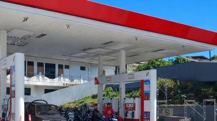 SPBU -  Salah satu SPBU di Kawasan Fakfak Utara belum terlihat adanya penumpukan antrian kendaraan imbas kenaikan harga BBM Non-Subsidi, Senin (20/4/2026)