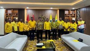 Airlangga-Hartarto-berpose-bersama-bakal-calon-kepala-daerah-di-Papua-Barat.jpg