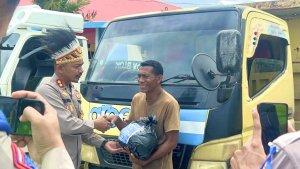Bagi-sembako-polres-kaimana.jpg
