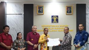 Bambang-Setyabudi-menyerahkan-hasil-audit-kepada-Kepala-Kanwil-Kemenkum-Pabar.jpg