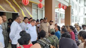Bupati-Fakfak-Samaun-Dahlan-menemui-mama-mama-pedagang.jpg