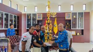 Bupati-Kaimana-Hasan-Achmad-menerima-Piala-Bergilir-Bupati-Fakfak-Cup.jpg