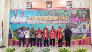 Bupati-Manokwari-Hermus-Indou-menghadiri-musyawarah-Suku-Maybrat.jpg