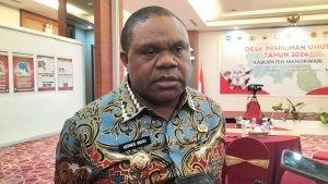 Bupati-ManokwariHermus-Indou-diwawancarai-media-di-Desk-Pemilu-2024.jpg