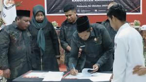 Chandra-Kirana-menandatangani-berita-acara-Pemutakhiran-Data-Pemilih-Berkelanjutan.jpg
